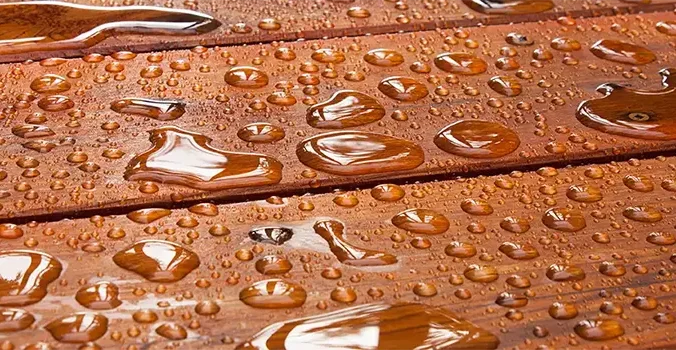 Qual o melhor verniz isolante para proteger madeira em áreas externas?