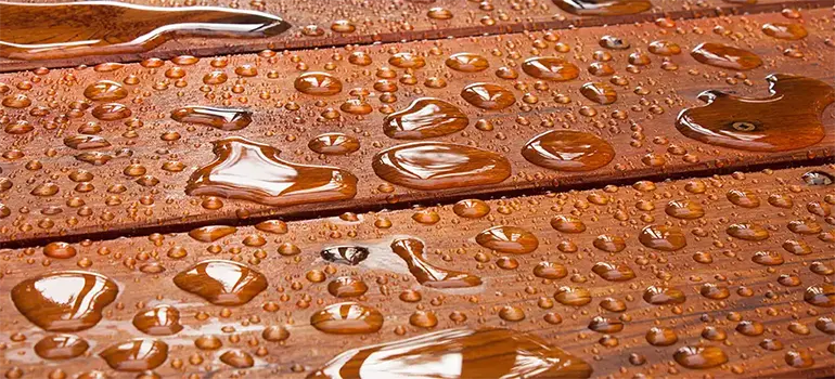 Qual o melhor verniz isolante para proteger madeira em áreas externas?